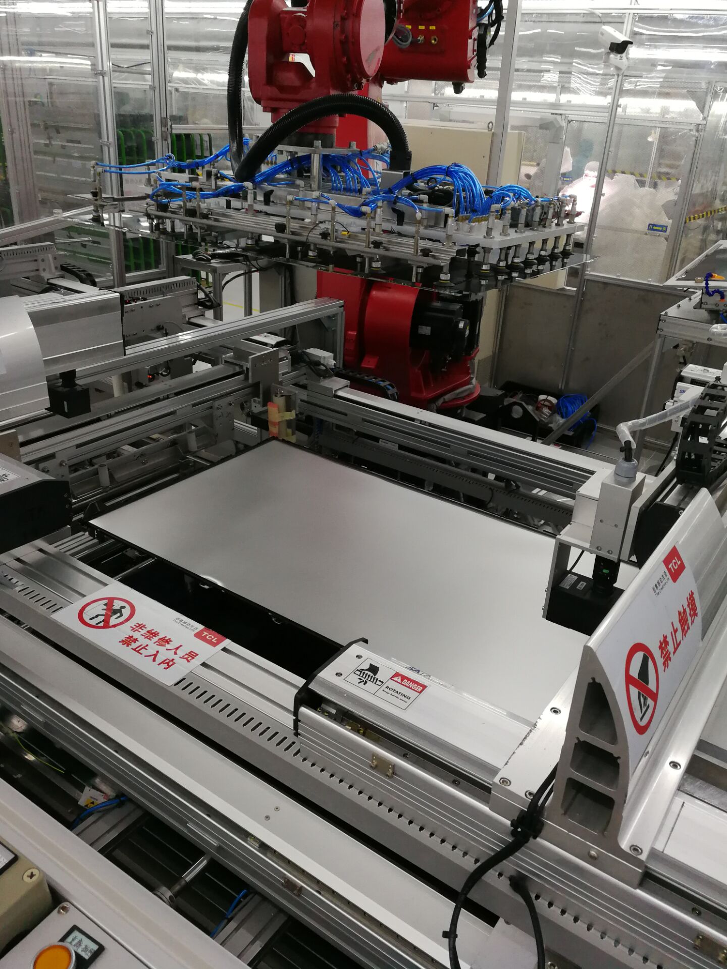 電視機生產(chǎn)線機器人裝屏站